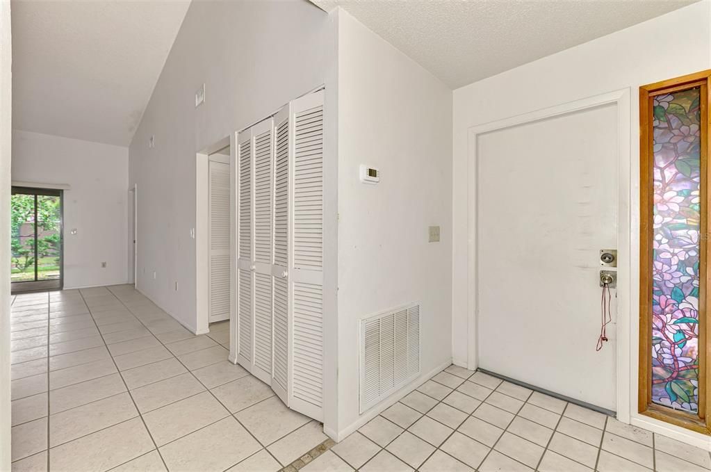 合同活跃: $150,000 (2 贝兹, 2 浴室, 1221 平方英尺)