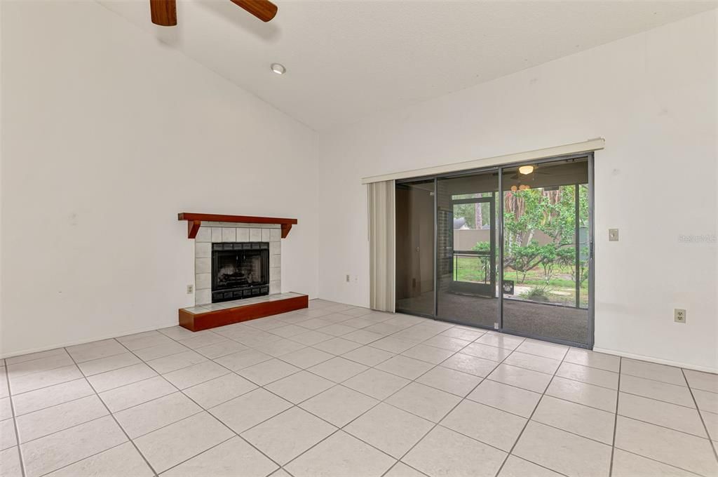 合同活跃: $150,000 (2 贝兹, 2 浴室, 1221 平方英尺)