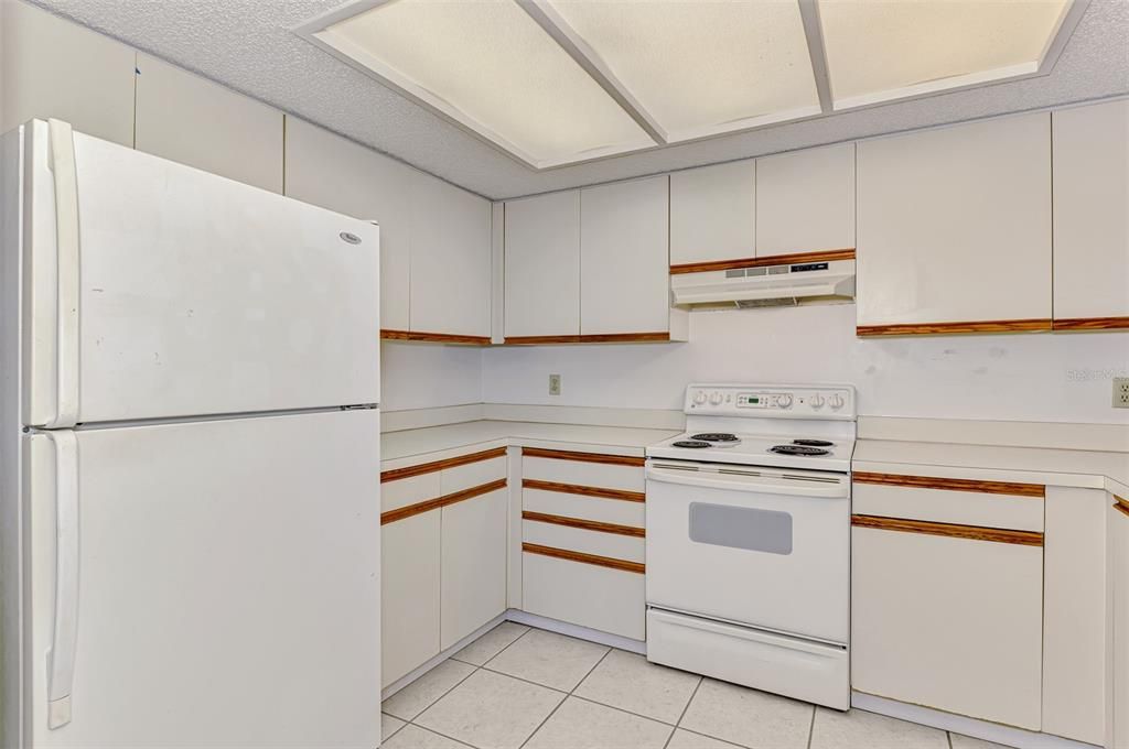 合同活跃: $150,000 (2 贝兹, 2 浴室, 1221 平方英尺)