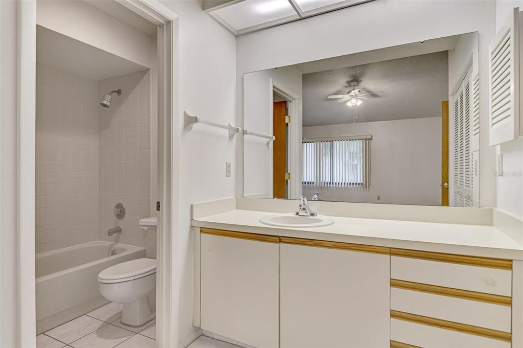 合同活跃: $150,000 (2 贝兹, 2 浴室, 1221 平方英尺)