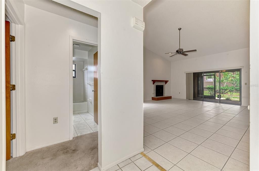 合同活跃: $150,000 (2 贝兹, 2 浴室, 1221 平方英尺)