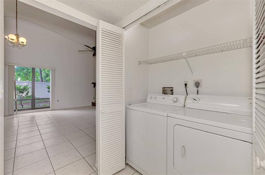 合同活跃: $150,000 (2 贝兹, 2 浴室, 1221 平方英尺)