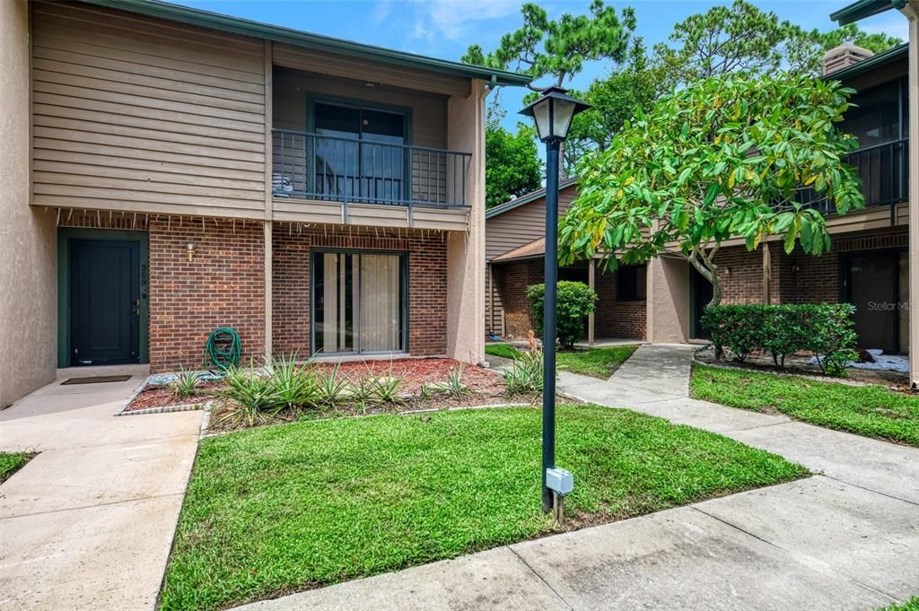 合同活跃: $150,000 (2 贝兹, 2 浴室, 1221 平方英尺)