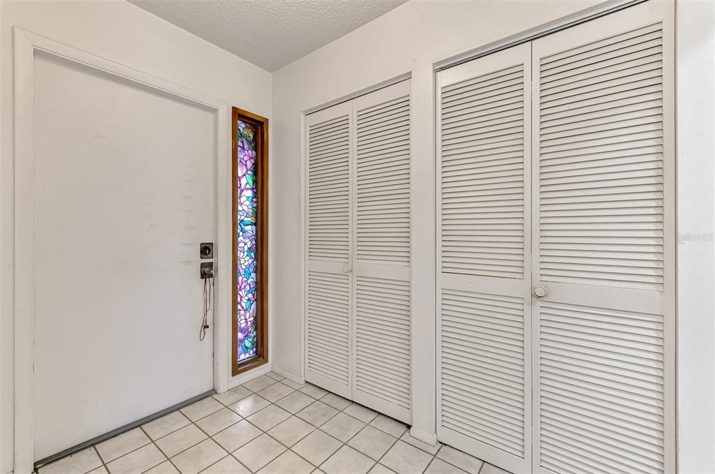 合同活跃: $150,000 (2 贝兹, 2 浴室, 1221 平方英尺)