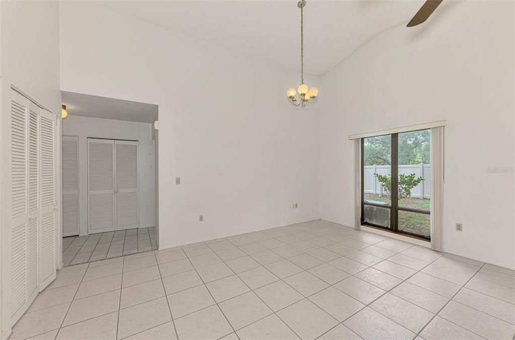 合同活跃: $150,000 (2 贝兹, 2 浴室, 1221 平方英尺)