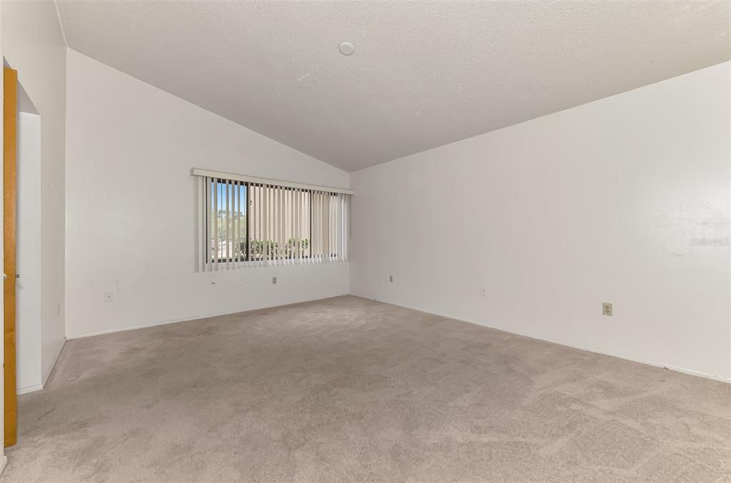 合同活跃: $150,000 (2 贝兹, 2 浴室, 1221 平方英尺)