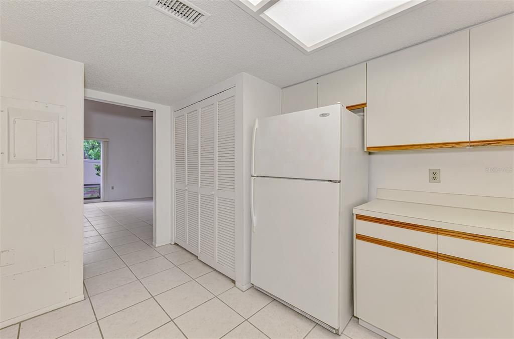 合同活跃: $150,000 (2 贝兹, 2 浴室, 1221 平方英尺)