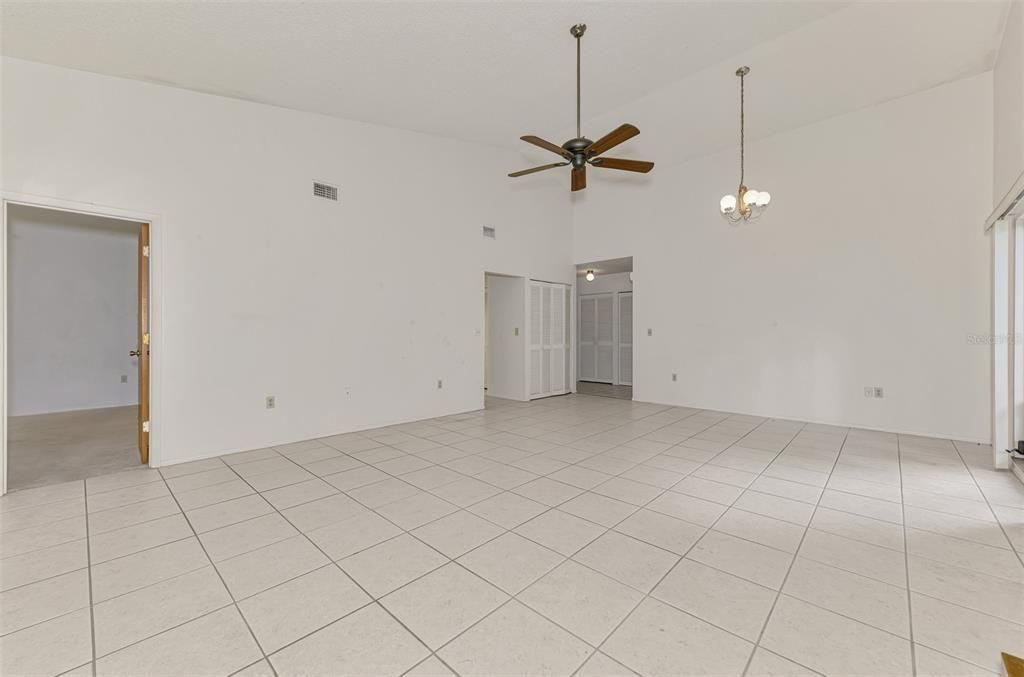 合同活跃: $150,000 (2 贝兹, 2 浴室, 1221 平方英尺)