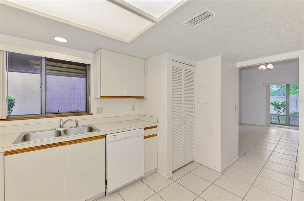 合同活跃: $150,000 (2 贝兹, 2 浴室, 1221 平方英尺)