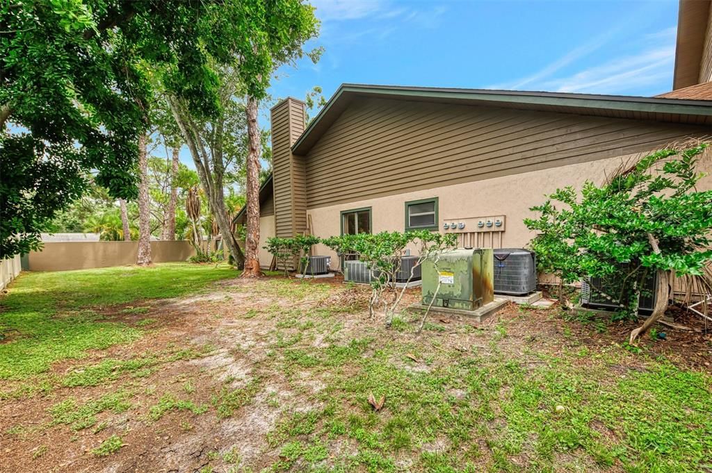 合同活跃: $150,000 (2 贝兹, 2 浴室, 1221 平方英尺)