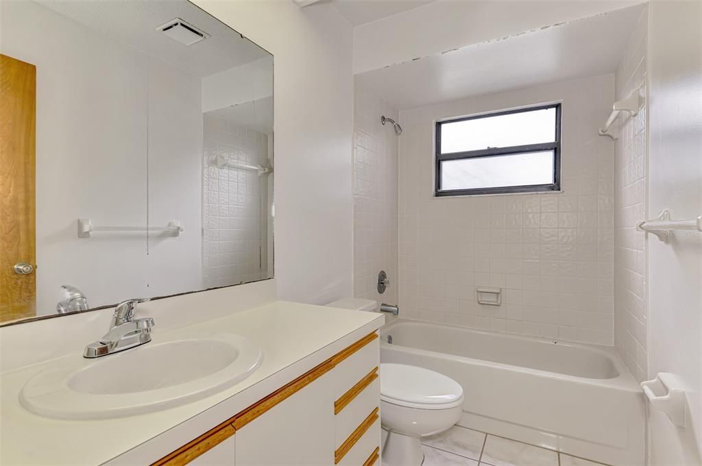 合同活跃: $150,000 (2 贝兹, 2 浴室, 1221 平方英尺)