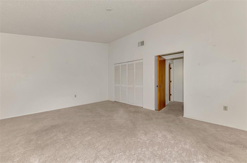 合同活跃: $150,000 (2 贝兹, 2 浴室, 1221 平方英尺)