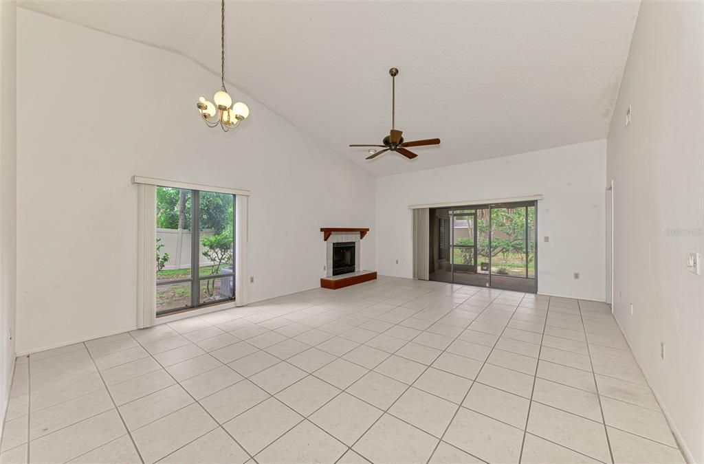 合同活跃: $150,000 (2 贝兹, 2 浴室, 1221 平方英尺)