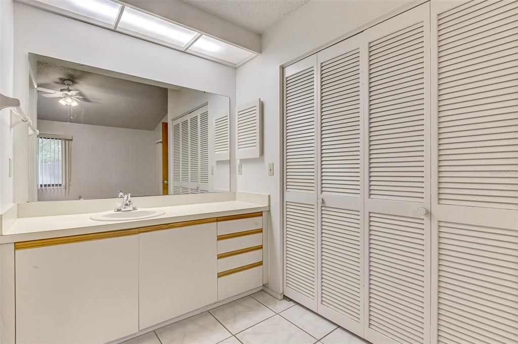 合同活跃: $150,000 (2 贝兹, 2 浴室, 1221 平方英尺)