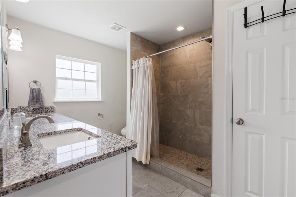 Activo con contrato: $339,900 (4 camas, 2 baños, 1943 Pies cuadrados)