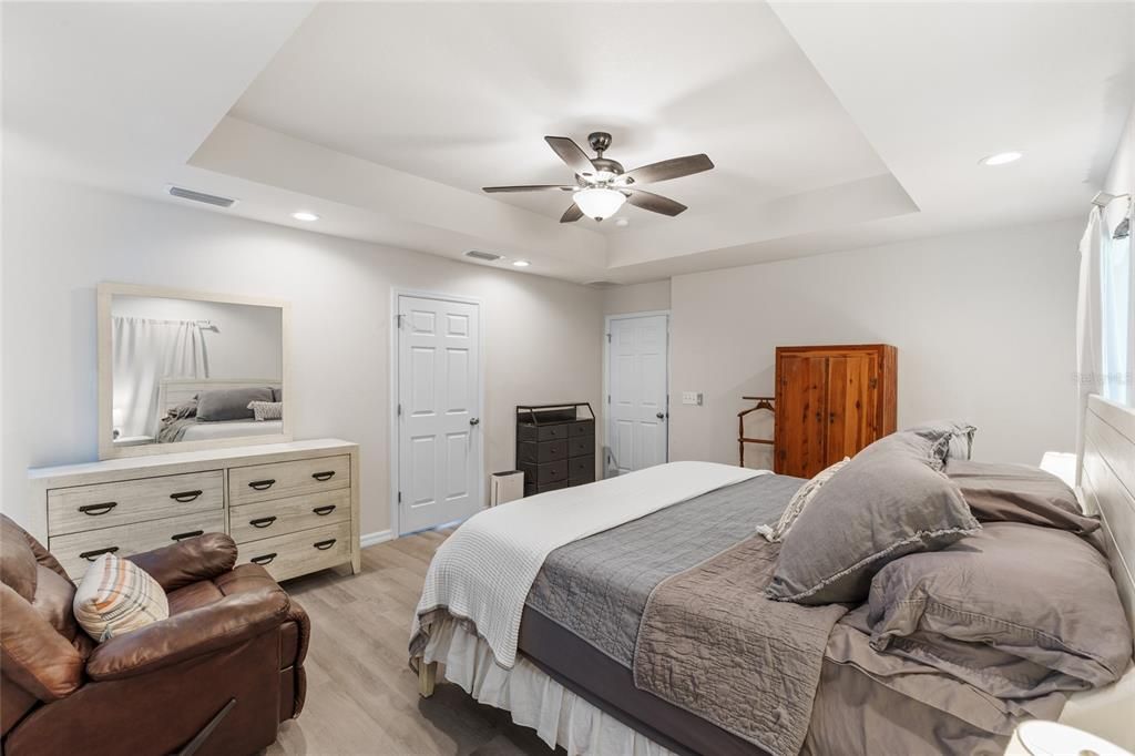 Activo con contrato: $339,900 (4 camas, 2 baños, 1943 Pies cuadrados)