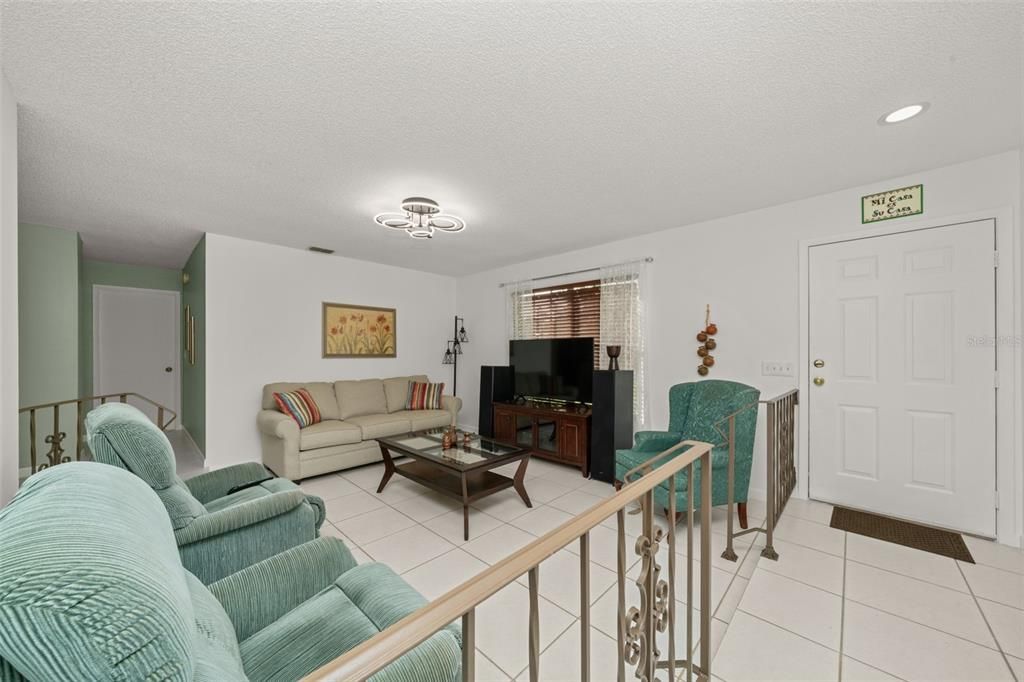 待售: $275,000 (2 贝兹, 2 浴室, 1372 平方英尺)