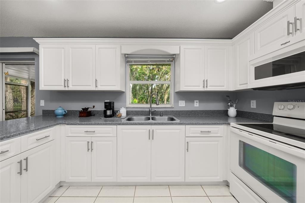 待售: $275,000 (2 贝兹, 2 浴室, 1372 平方英尺)