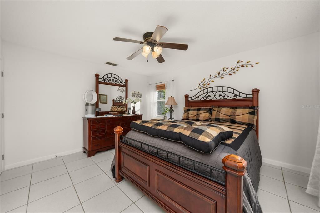 待售: $275,000 (2 贝兹, 2 浴室, 1372 平方英尺)