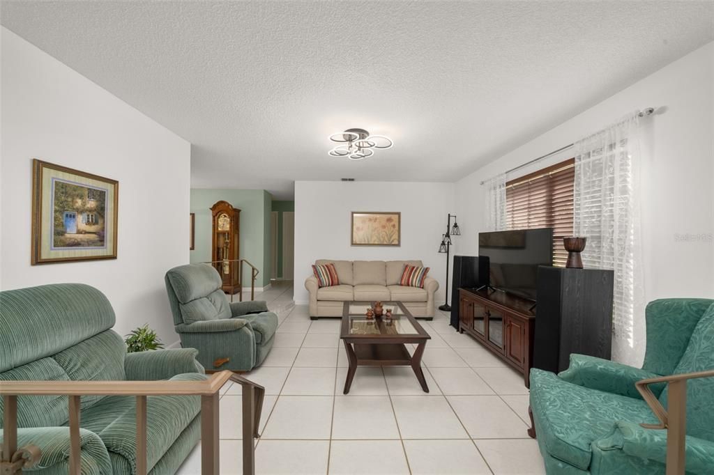 待售: $275,000 (2 贝兹, 2 浴室, 1372 平方英尺)