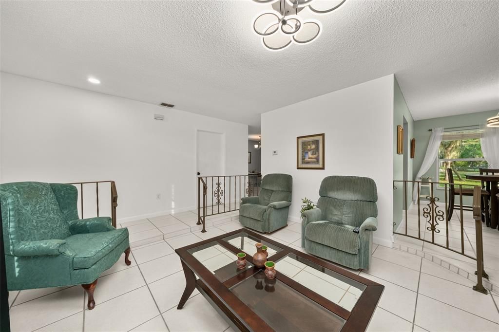 待售: $275,000 (2 贝兹, 2 浴室, 1372 平方英尺)