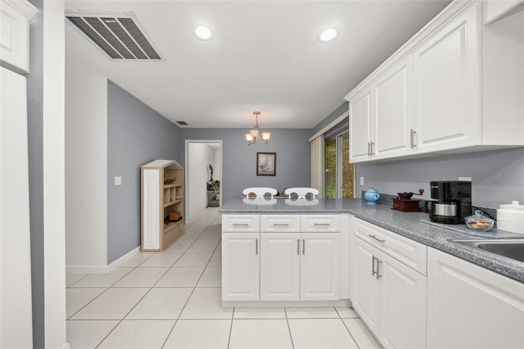 待售: $275,000 (2 贝兹, 2 浴室, 1372 平方英尺)