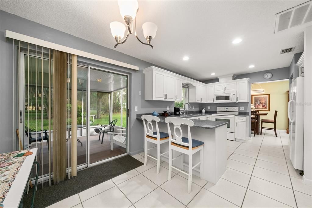 待售: $275,000 (2 贝兹, 2 浴室, 1372 平方英尺)