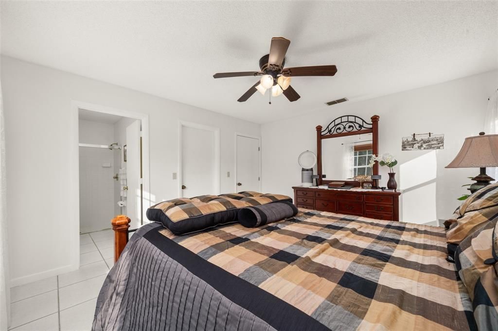 待售: $275,000 (2 贝兹, 2 浴室, 1372 平方英尺)