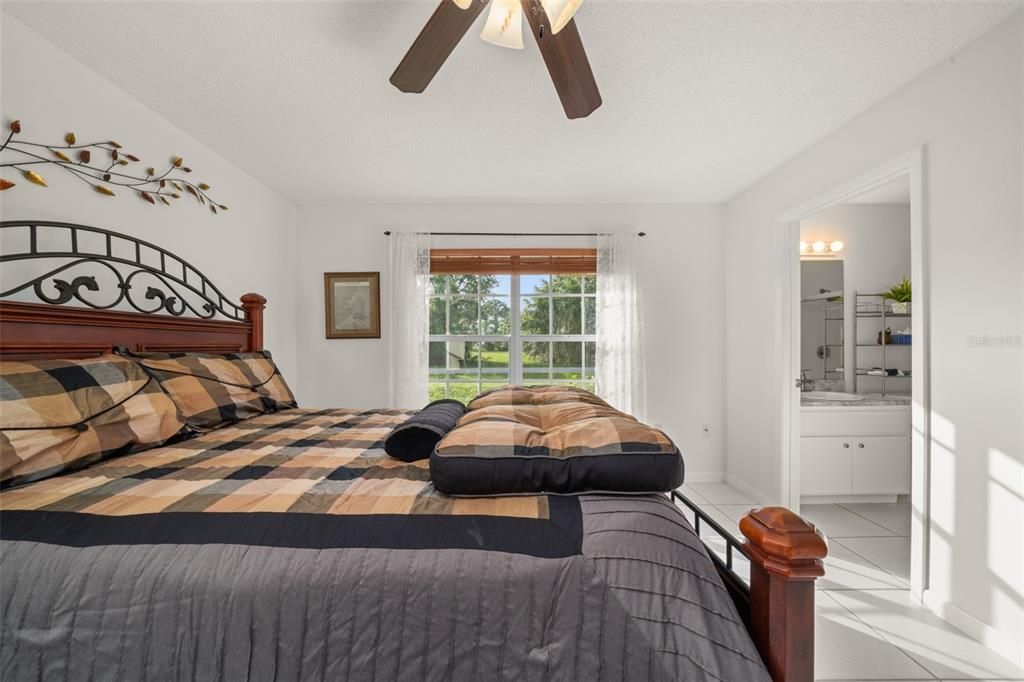 待售: $275,000 (2 贝兹, 2 浴室, 1372 平方英尺)