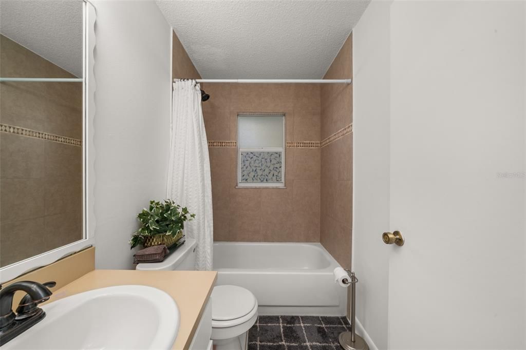 待售: $275,000 (2 贝兹, 2 浴室, 1372 平方英尺)