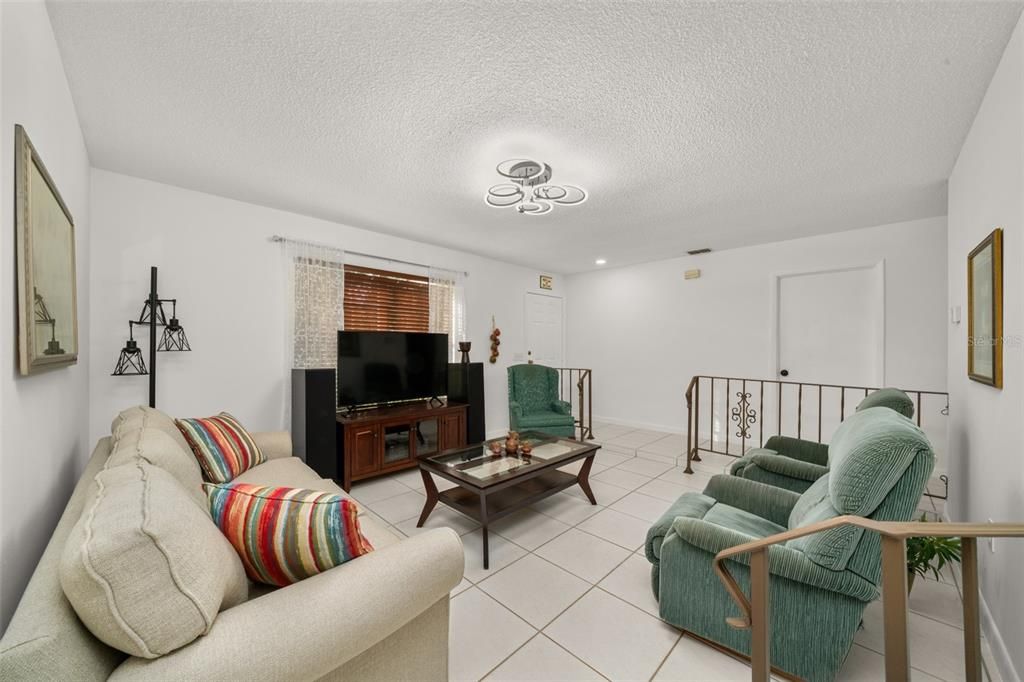 待售: $275,000 (2 贝兹, 2 浴室, 1372 平方英尺)