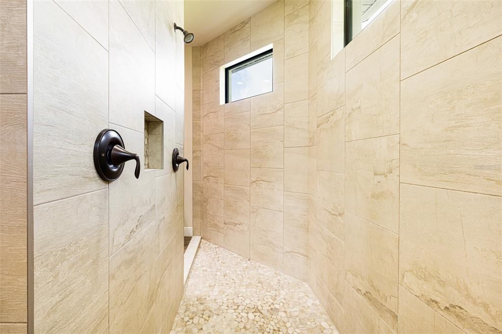 En Venta: $599,000 (3 camas, 2 baños, 1964 Pies cuadrados)