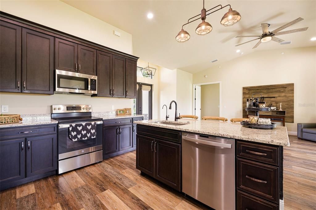 En Venta: $599,000 (3 camas, 2 baños, 1964 Pies cuadrados)