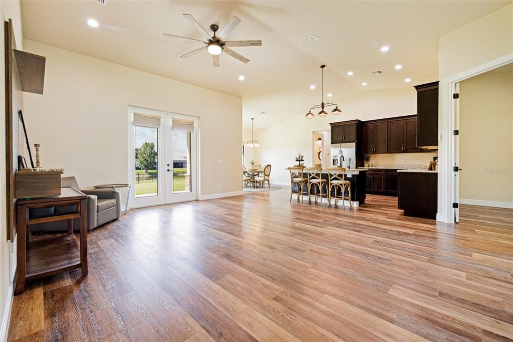 En Venta: $599,000 (3 camas, 2 baños, 1964 Pies cuadrados)