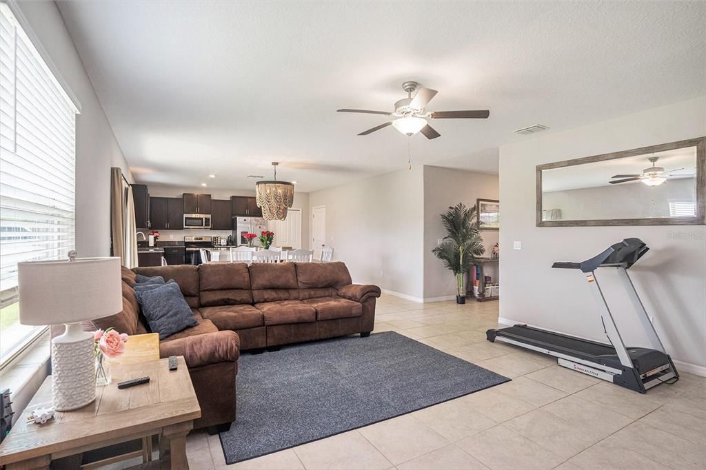 待售: $365,000 (4 贝兹, 2 浴室, 2635 平方英尺)