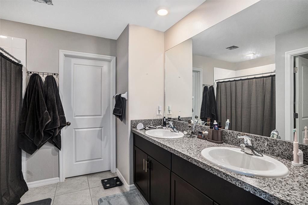 待售: $365,000 (4 贝兹, 2 浴室, 2635 平方英尺)