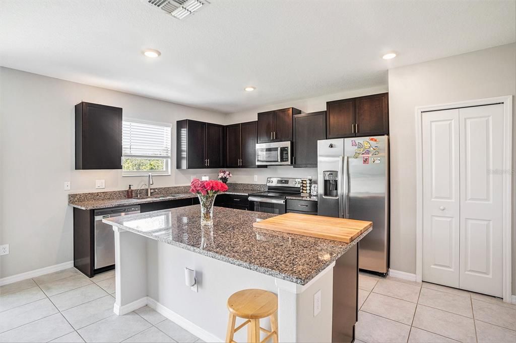 待售: $365,000 (4 贝兹, 2 浴室, 2635 平方英尺)