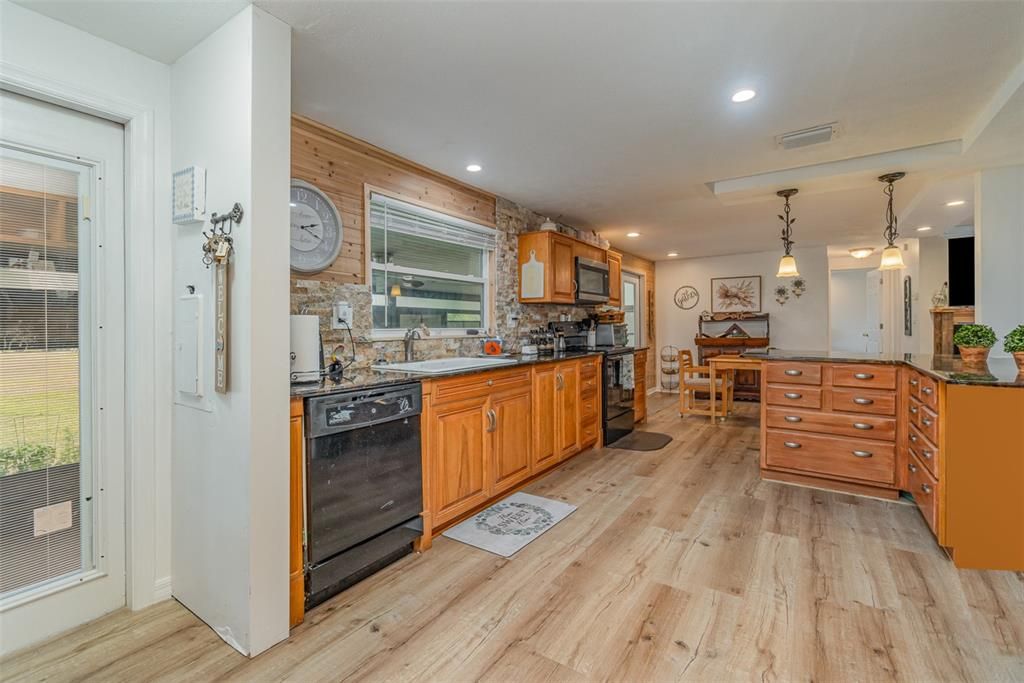 На продажу: $299,900 (3 спален, 2 ванн, 2272 Квадратных фут)