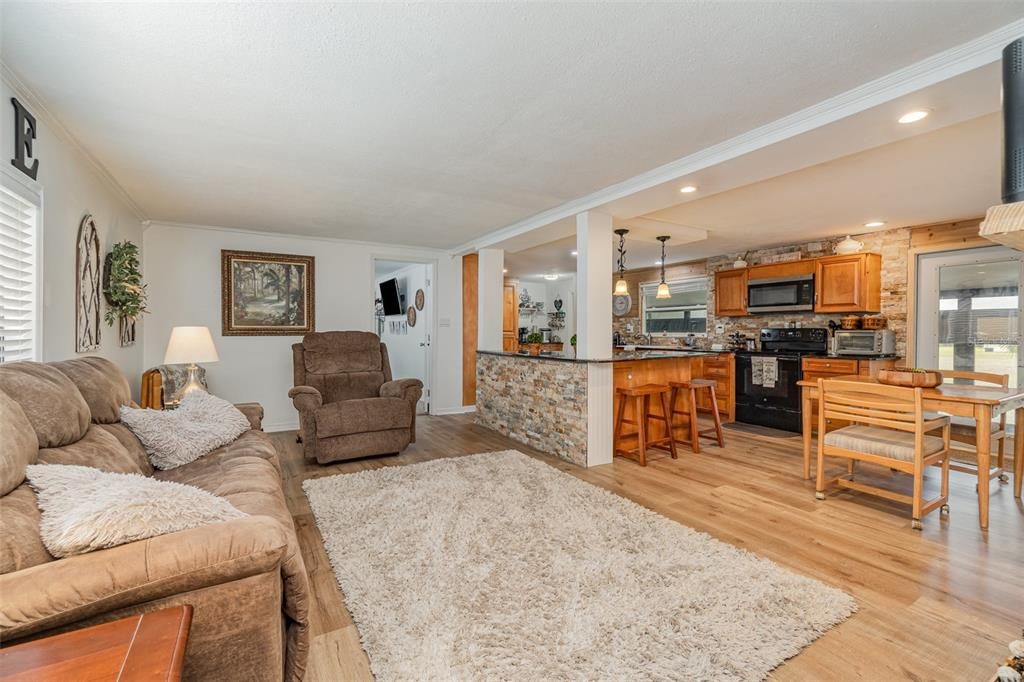 На продажу: $299,900 (3 спален, 2 ванн, 2272 Квадратных фут)