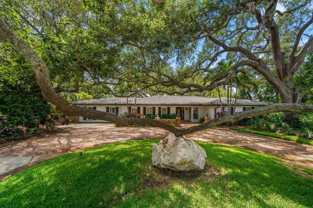 For Sale: $1,899,000 (4 beds, 3 baths, 3516 Square Feet)