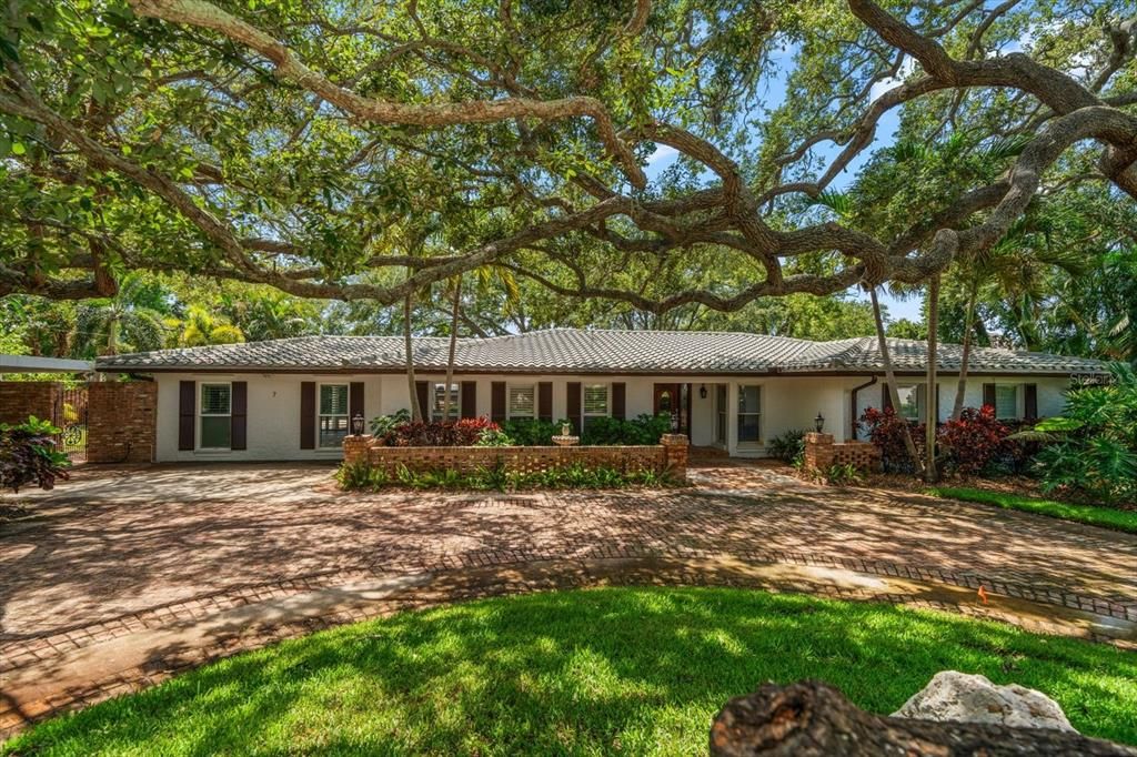 For Sale: $1,899,000 (4 beds, 3 baths, 3516 Square Feet)