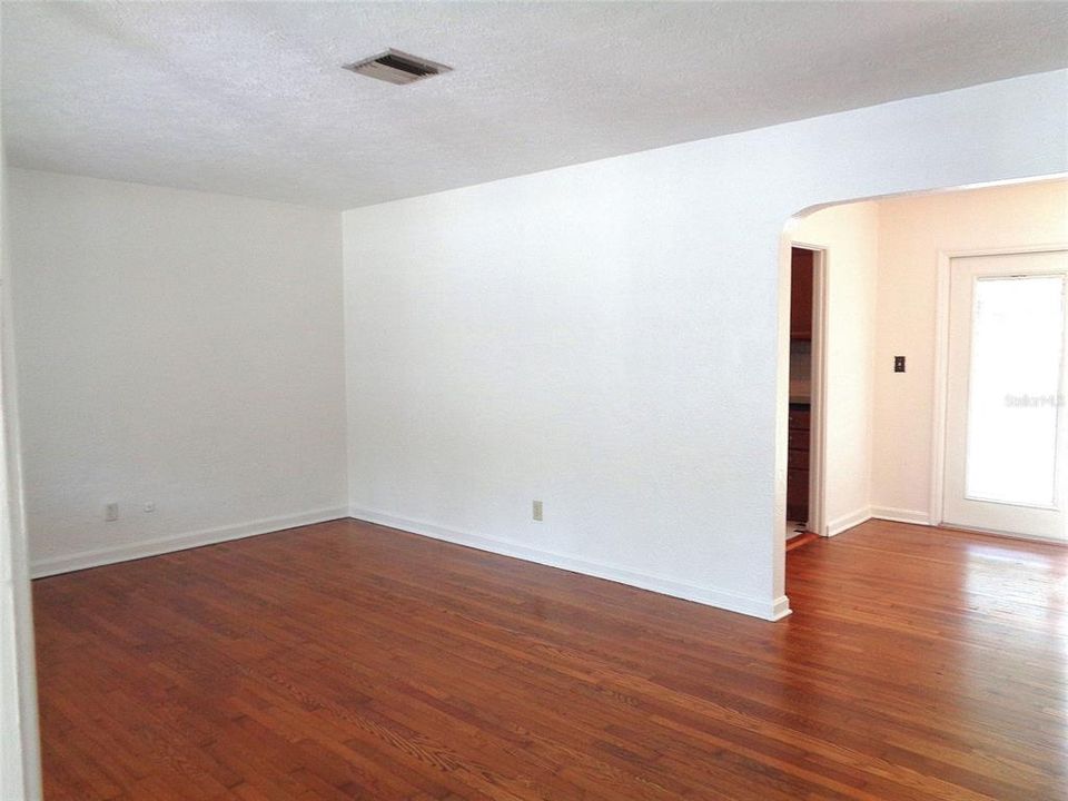 Active With Contract: $2,500 (2 beds, 2 baths, 1375 Square Feet)