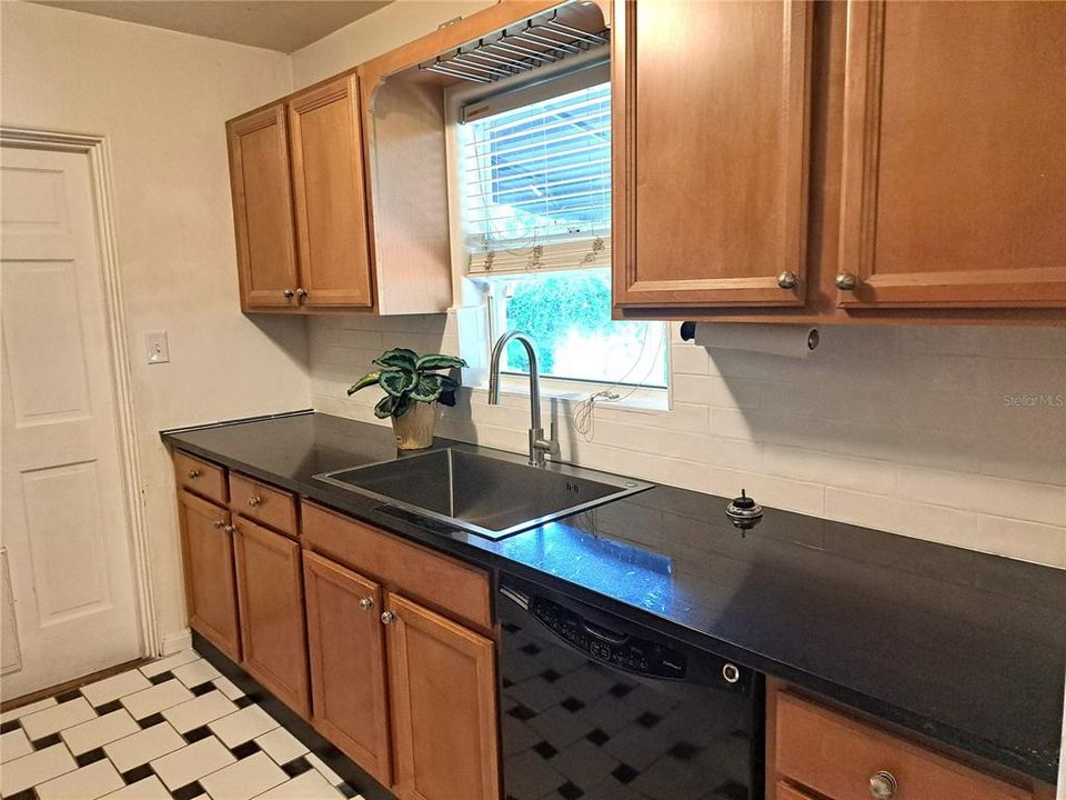 Active With Contract: $2,500 (2 beds, 2 baths, 1375 Square Feet)