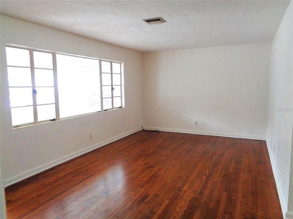 Active With Contract: $2,500 (2 beds, 2 baths, 1375 Square Feet)