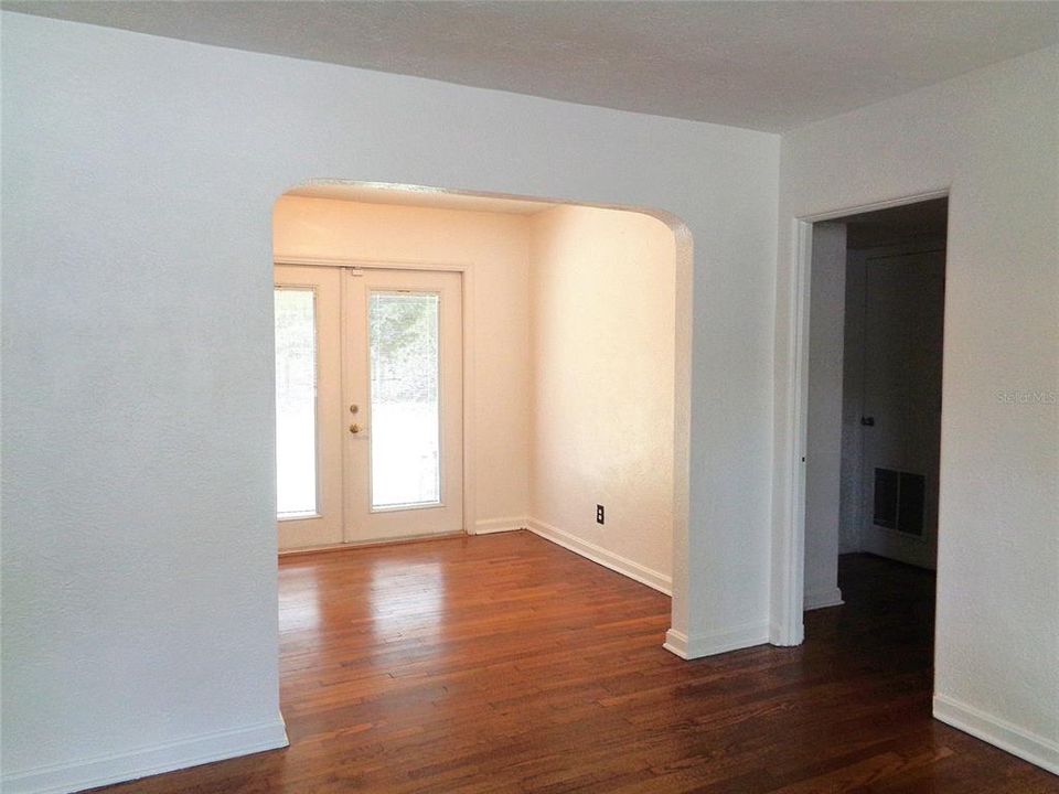 Active With Contract: $2,500 (2 beds, 2 baths, 1375 Square Feet)