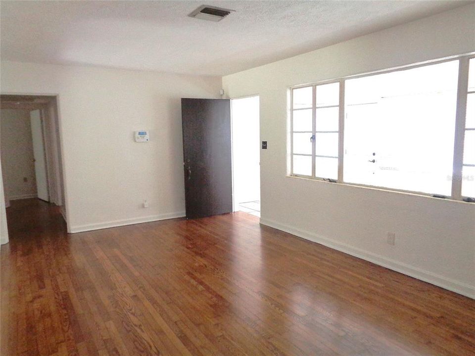 Active With Contract: $2,500 (2 beds, 2 baths, 1375 Square Feet)