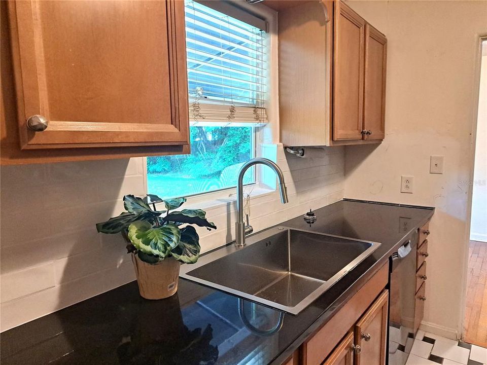 Active With Contract: $2,500 (2 beds, 2 baths, 1375 Square Feet)