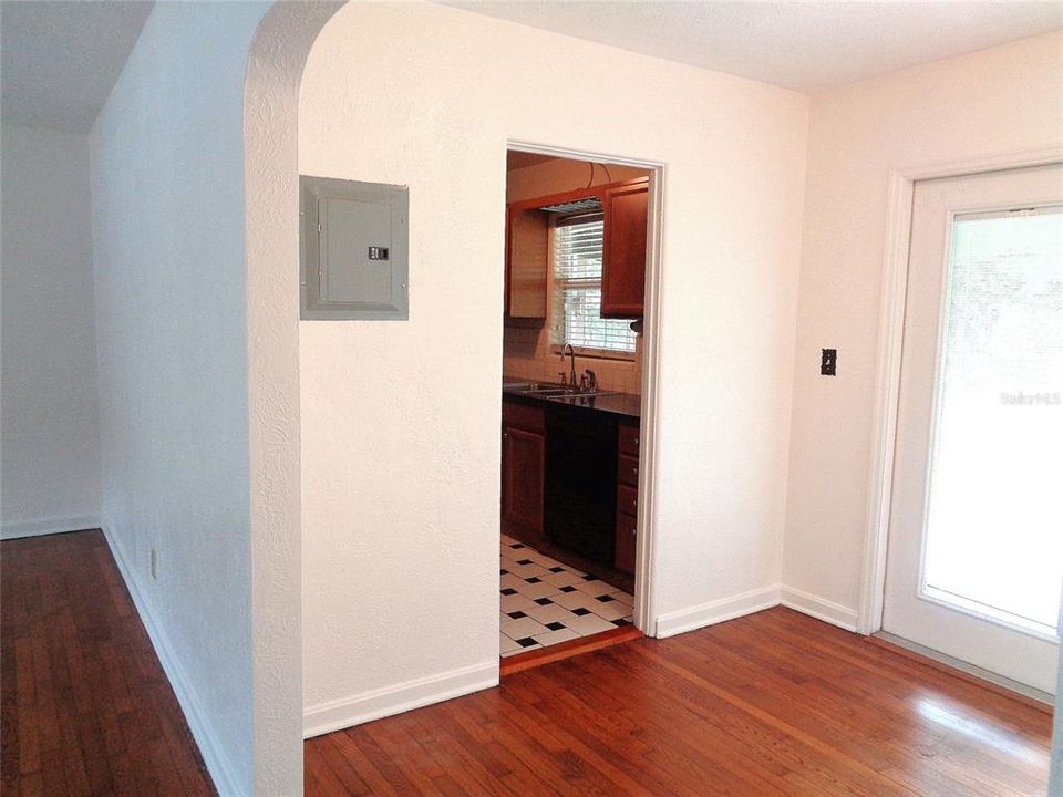 Active With Contract: $2,500 (2 beds, 2 baths, 1375 Square Feet)