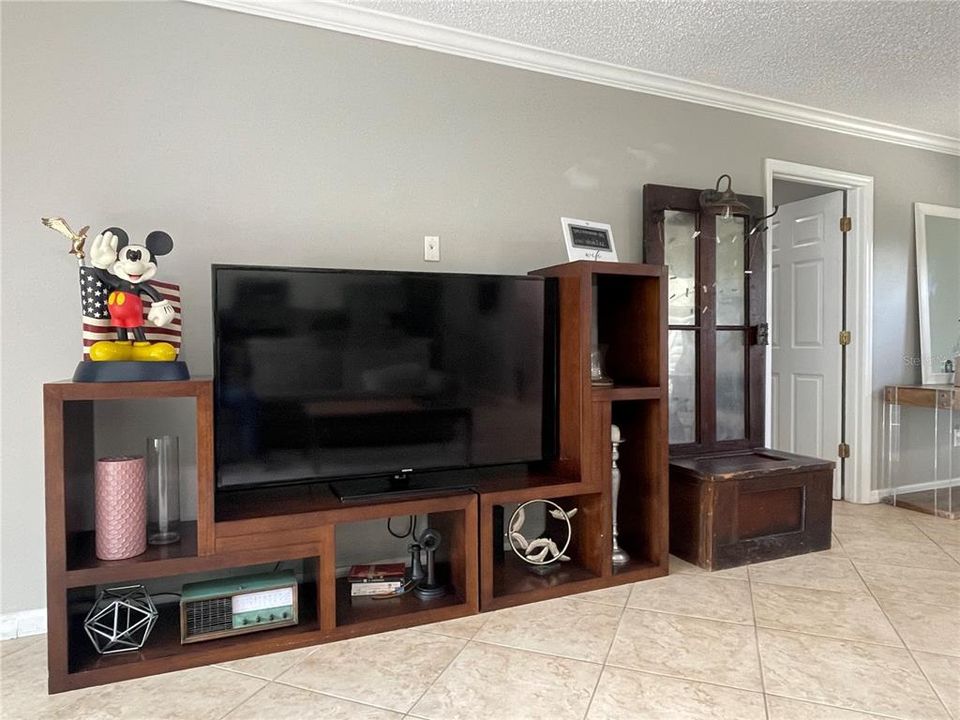 For Rent: $5,800 (3 beds, 2 baths, 1725 Square Feet)