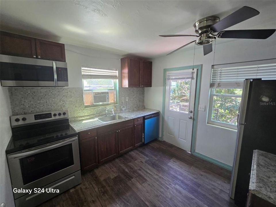 For Rent: $1,300 (1 beds, 1 baths, 640 Square Feet)